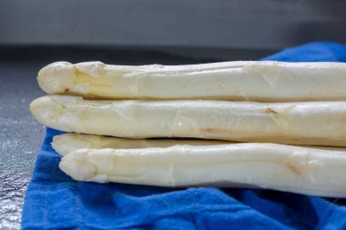 Beyaz çiğ Hollanda kuşkonmazı pişmeye hazır.