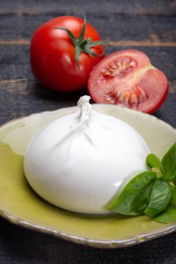 Taze yumuşak beyaz burrata, tereyağlı peynir, mozzarella ve ricotta kreması karışımından yapılmış, orijinali İtalya, Apulia bölgesinden, Amerika 'da çok popüler yumuşak peynir.