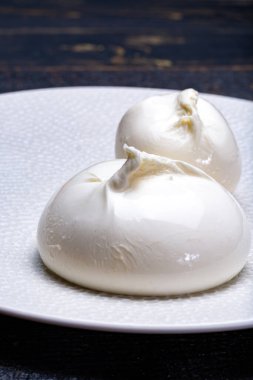 Taze yumuşak beyaz burrata, tereyağlı peynir, mozzarella ve ricotta kreması karışımından yapılmış, orijinali İtalya, Apulia bölgesinden, Amerika 'da çok popüler yumuşak peynir.