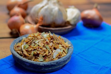 Yemek pişirmek için kullanılan geleneksel kurutulmuş nasi otlarıyla dolu bir kase.