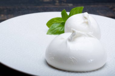 Taze yumuşak beyaz burrata, tereyağlı peynir, mozzarella ve ricotta kreması karışımından yapılmış, orijinali İtalya, Apulia bölgesinden, Amerika 'da çok popüler yumuşak peynir.