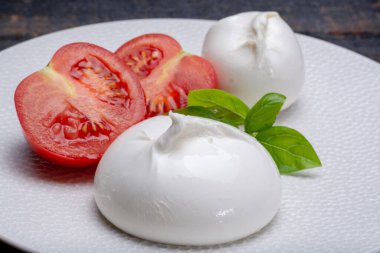 Taze yumuşak beyaz burrata, tereyağlı peynir, mozzarella ve ricotta kreması karışımından yapılmış, orijinali İtalya, Apulia bölgesinden, Amerika 'da çok popüler yumuşak peynir.