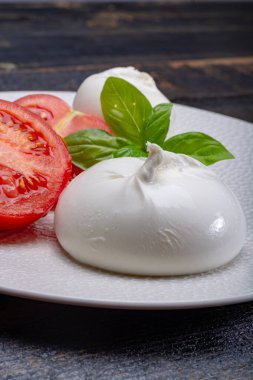 Taze yumuşak beyaz burrata, tereyağlı peynir, mozzarella ve ricotta kreması karışımından yapılmış, orijinali İtalya, Apulia bölgesinden, Amerika 'da çok popüler yumuşak peynir.