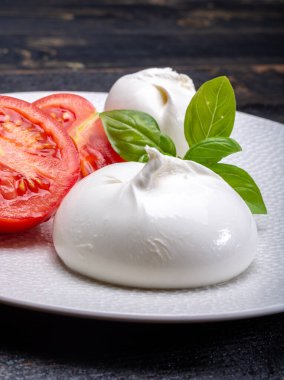 Taze yumuşak beyaz burrata, tereyağlı peynir, mozzarella ve ricotta kreması karışımından yapılmış, orijinali İtalya, Apulia bölgesinden, Amerika 'da çok popüler yumuşak peynir.