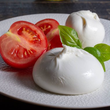 Taze yumuşak beyaz burrata, tereyağlı peynir, mozzarella ve ricotta kreması karışımından yapılmış, orijinali İtalya, Apulia bölgesinden, Amerika 'da çok popüler yumuşak peynir.