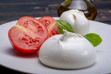Taze yumuşak beyaz burrata, tereyağlı peynir, mozzarella ve ricotta kreması karışımından yapılmış, orijinali İtalya, Apulia bölgesinden, Amerika 'da çok popüler yumuşak peynir.
