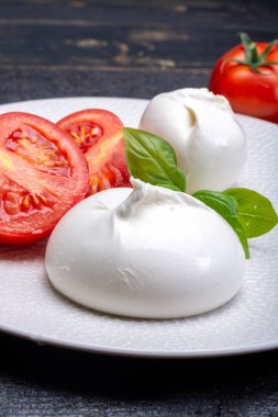 Taze yumuşak beyaz burrata, tereyağlı peynir, mozzarella ve ricotta kreması karışımından yapılmış, orijinali İtalya, Apulia bölgesinden, Amerika 'da çok popüler yumuşak peynir.