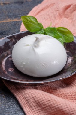 Taze yumuşak beyaz burrata, tereyağlı peynir, mozzarella ve ricotta kreması karışımından yapılmış, orijinali İtalya, Apulia bölgesinden, Amerika 'da çok popüler yumuşak peynir.
