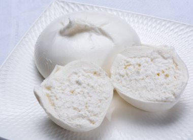 Taze yumuşak beyaz burrata, tereyağlı peynir, mozzarella ve ricotta kreması karışımından yapılmış, orijinali İtalya, Apulia bölgesinden, Amerika 'da çok popüler yumuşak peynir.