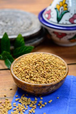 Çemen otu tohumlarıyla dolu bir kase. Yemek ve geleneksel tıp için kullanılır. Baharat koleksiyonu.