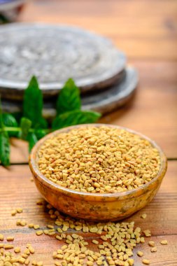 Çemen otu tohumlarıyla dolu bir kase. Yemek ve geleneksel tıp için kullanılır. Baharat koleksiyonu.