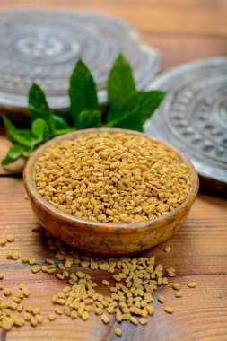 Çemen otu tohumlarıyla dolu bir kase. Yemek ve geleneksel tıp için kullanılır. Baharat koleksiyonu.