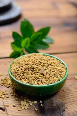 Çemen otu tohumlarıyla dolu bir kase. Yemek ve geleneksel tıp için kullanılır. Baharat koleksiyonu.