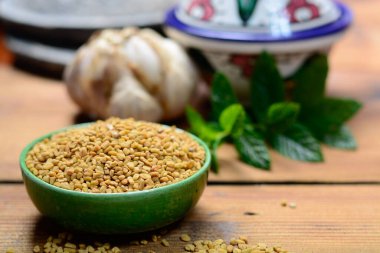 Çemen otu tohumlarıyla dolu bir kase. Yemek ve geleneksel tıp için kullanılır. Baharat koleksiyonu.