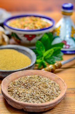 Eski kil kaseleri kimyon tohumu ve kimyon tohumu yakın plan, baharat koleksiyonu