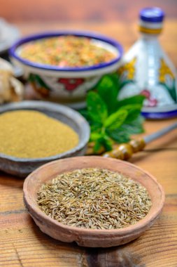 Eski kil kaseleri kimyon tohumu ve kimyon tohumu yakın plan, baharat koleksiyonu