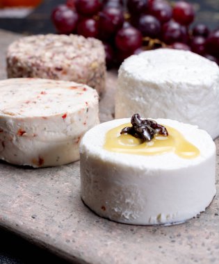 Fransız yumuşak peynirleri, değişik tat çeşitleri keçi sütü granit tabakta doğal peynirler tatlı olarak servis edilir.