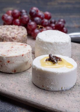 Fransız yumuşak peynirleri, değişik tat çeşitleri keçi sütü granit tabakta doğal peynirler tatlı olarak servis edilir.