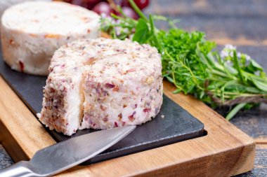 Fransız yumuşak peynirleri, değişik tat çeşitleri keçi sütü granit tabakta doğal peynirler tatlı olarak servis edilir.