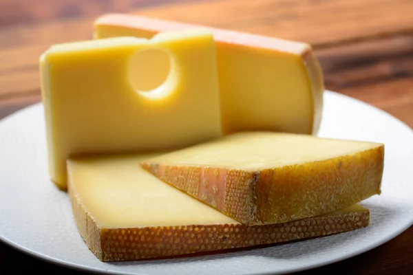 Surtido Quesos Suizos Queso Emmental Emmental Medio Duro Con Agujeros —  Fotos de Stock