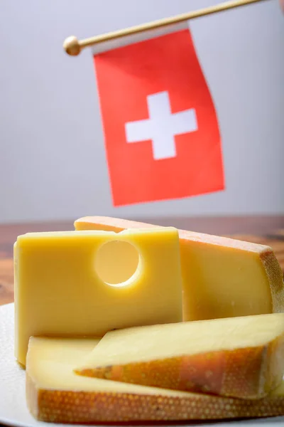 Sortiment Schweizer Käse Emmentaler Oder Emmentaler Mittelharter Käse Mit Runden — Stockfoto