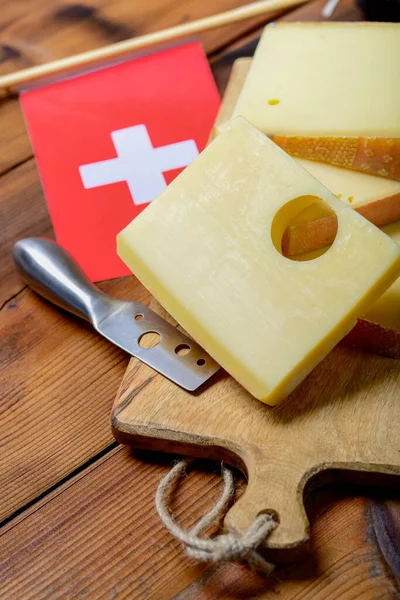 Sortiment Schweizer Käse Emmentaler Oder Emmentaler Mittelharter Käse Mit Runden — Stockfoto