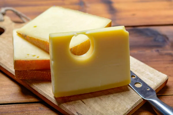 Sviçre Peyniri Çeşitleri Emmental Veya Emmentaler Orta Boy Sert Peynir — Stok fotoğraf