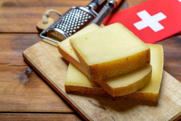 Sortiment Schweizer Käse Emmentaler Oder Emmentaler Mittelharter Käse Mit Runden — Stockfoto