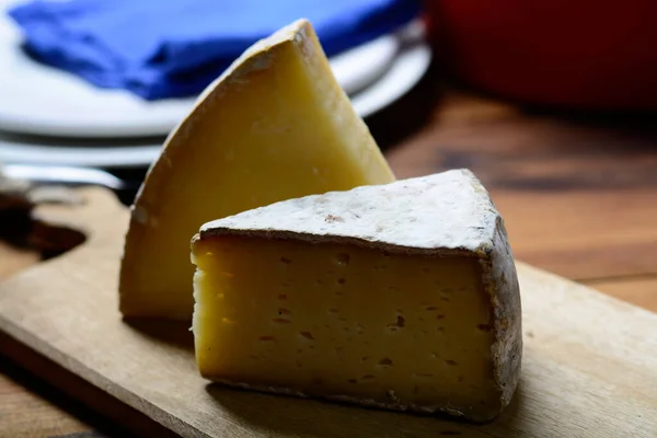 Kousky Francouzského Sýra Tomme Cantal Detailní Záběr — Stock fotografie
