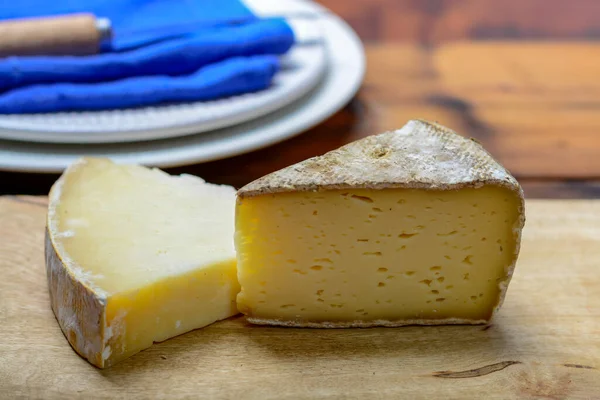 Kousky Francouzského Sýra Tomme Cantal Detailní Záběr — Stock fotografie