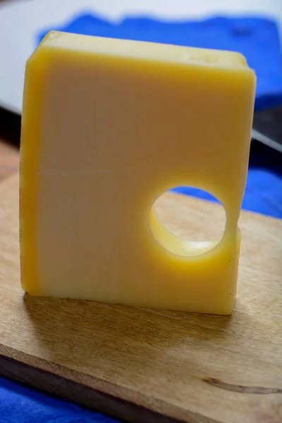 カントン ベルン州の牛乳から作られた丸い穴のあるスイスのエメンタールまたはエメンタール中ハードチーズのブロック — ストック写真
