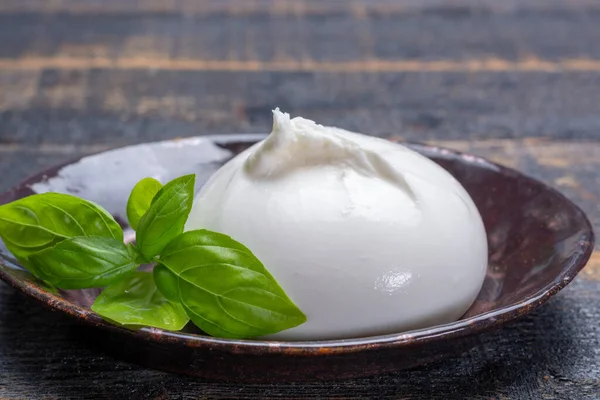 Färsk Mjuk Vit Burrata Boll Smörig Ost Gjord Blandning Mozzarella — Stockfoto