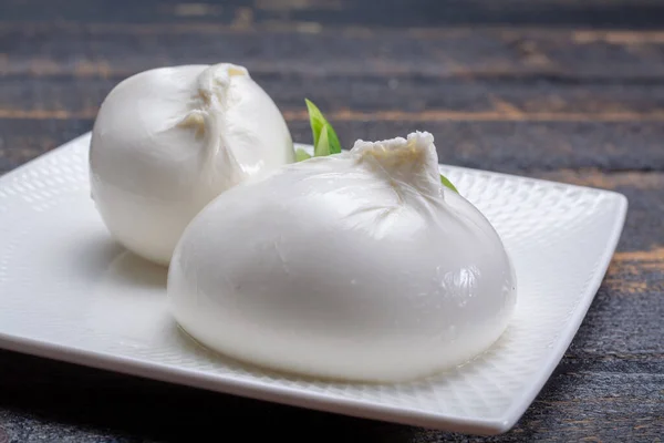 Čerstvě Jemná Bílá Burrata Kuličkový Máslový Sýr Vyrobený Směsi Mozzarelly — Stock fotografie