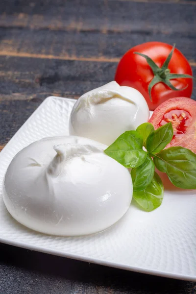 Taze Yumuşak Beyaz Burrata Tereyağlı Peynir Mozzarella Ricotta Kreması Karışımından — Stok fotoğraf