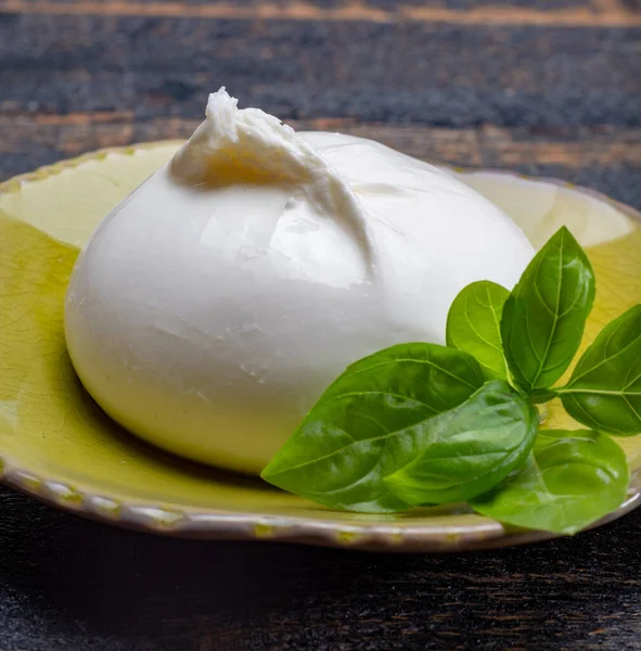 Burrata Branca Macia Fresca Queijo Amanteigado Bola Feita Partir Uma — Fotografia de Stock