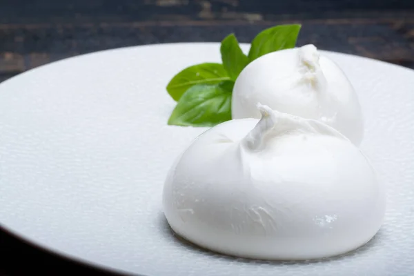 Taze Yumuşak Beyaz Burrata Tereyağlı Peynir Mozzarella Ricotta Kreması Karışımından — Stok fotoğraf