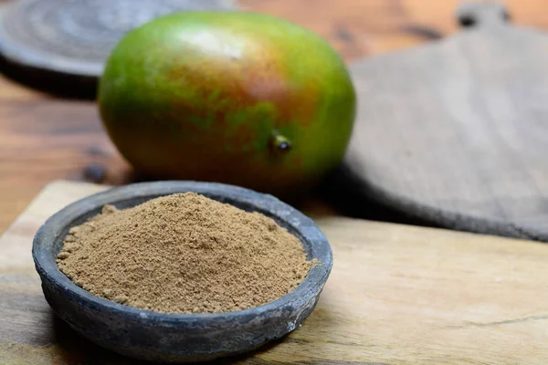 Amchoor ya da aamchur, mango tozu, meyveli baharat tozu Hindistan 'daki olgunlaşmamış yeşil mangolardan yapılmış, lezzetsiz yiyecekleri yakından tatlandırmak için kullanılır.
