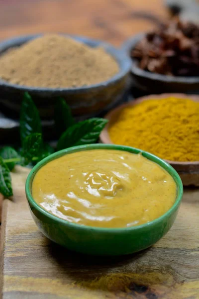 Smaczny Sos Curry Małej Misce Gotowy Jedzenia Miski Mango Curry — Zdjęcie stockowe