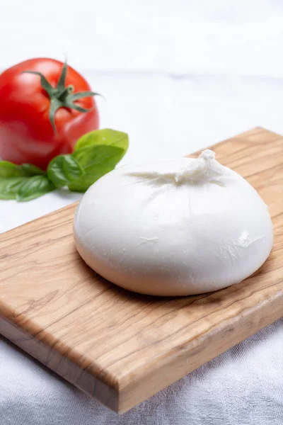 Taze Yumuşak Beyaz Burrata Tereyağlı Peynir Mozzarella Ricotta Kreması Karışımından — Stok fotoğraf