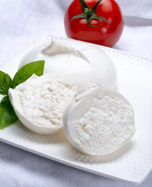 新鮮なソフトホワイトバラータ ボールバターチーズ モッツァレラとリコッタクリームのミックスから作られました プーリア地方からのオリジナル イタリア 米国で非常に人気のあるソフトチーズ — ストック写真