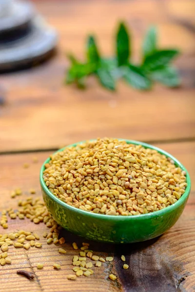 Çemen otu tohumlarıyla dolu bir kase. Yemek ve geleneksel tıp için kullanılır. Baharat koleksiyonu.