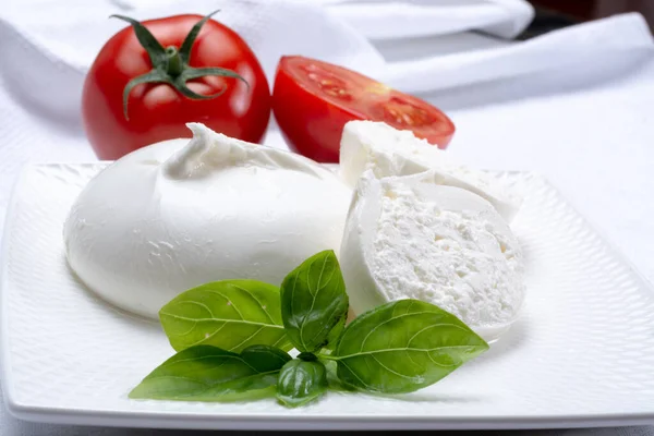 미국에서 인기있는 부드러운 치즈인 이탈리아의 아풀리아 지방에서 모차렐라와 리코타 크림을 — 스톡 사진