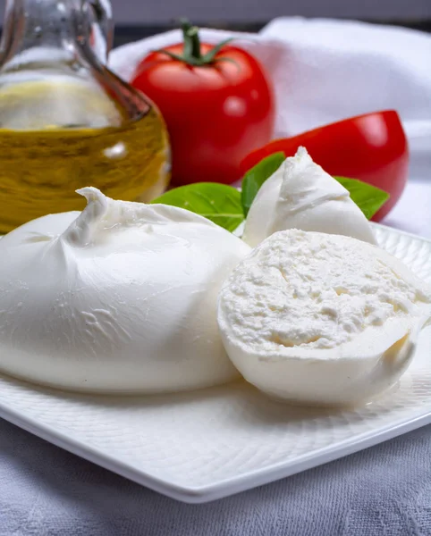 Čerstvě Jemná Bílá Burrata Kuličkový Máslový Sýr Vyrobený Směsi Mozzarelly — Stock fotografie