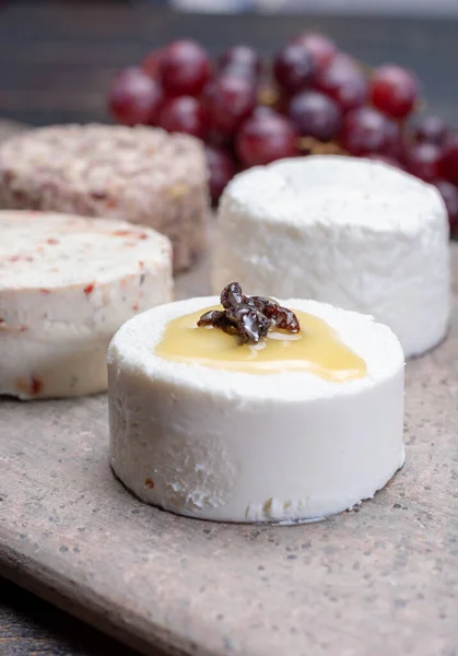 Quesos Suaves Franceses Variedad Diferentes Sabores Leche Cabra Quesos Naturales —  Fotos de Stock