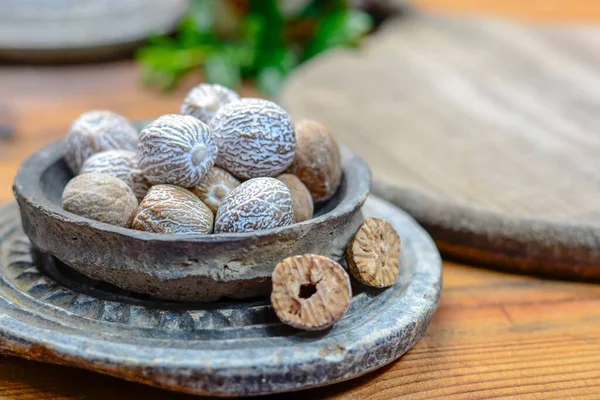 Tazón Barro Viejo Con Nutmegs Enteros Primer Plano Colección Especias — Foto de Stock
