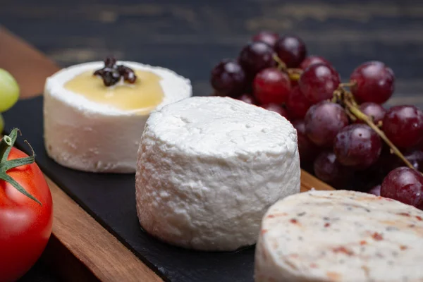 フランスのソフトチーズ さまざまな味のヤギミルク花崗岩プレート上の天然チーズは デザートとして提供されます — ストック写真