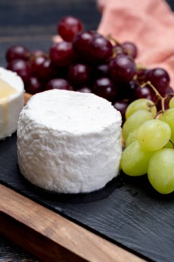 Fransız yumuşak peynirleri, değişik tat çeşitleri keçi sütü granit tabakta doğal peynirler tatlı olarak servis edilir.