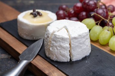 Fransız yumuşak peynirleri, değişik tat çeşitleri keçi sütü granit tabakta doğal peynirler tatlı olarak servis edilir.