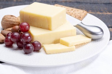 Bir kalıp eski çedar peyniri, Birleşik Krallık ve ABD 'nin en popüler peyniri, inek sütünden yapılan doğal peynir.