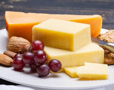 Yıllanmış İngiliz çedar peyniri ve eski Hollanda peyniri, inek sütünden yapılan en popüler peynir çeşidi, fındık ve üzümlü tatlı olarak servis edilir.